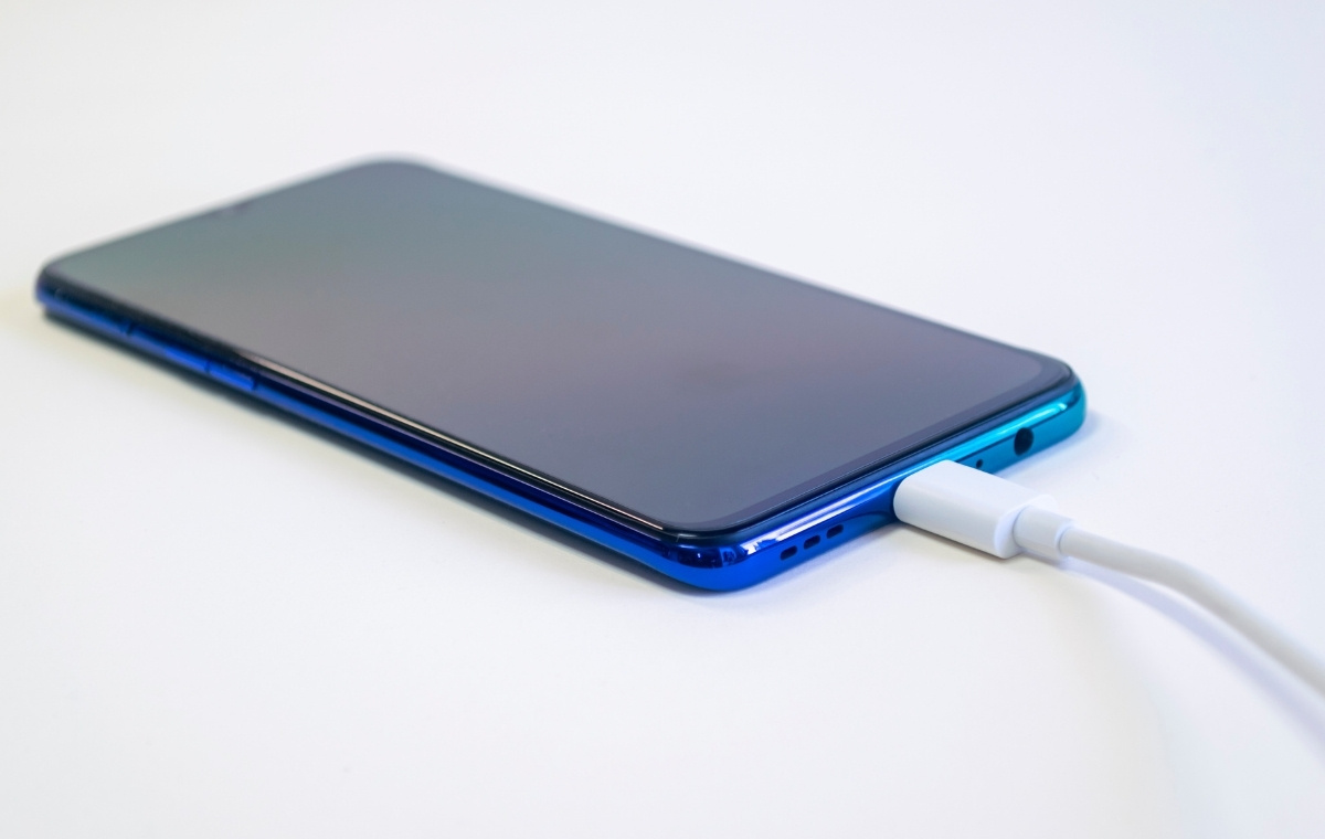 充電中のiPhoneの写真