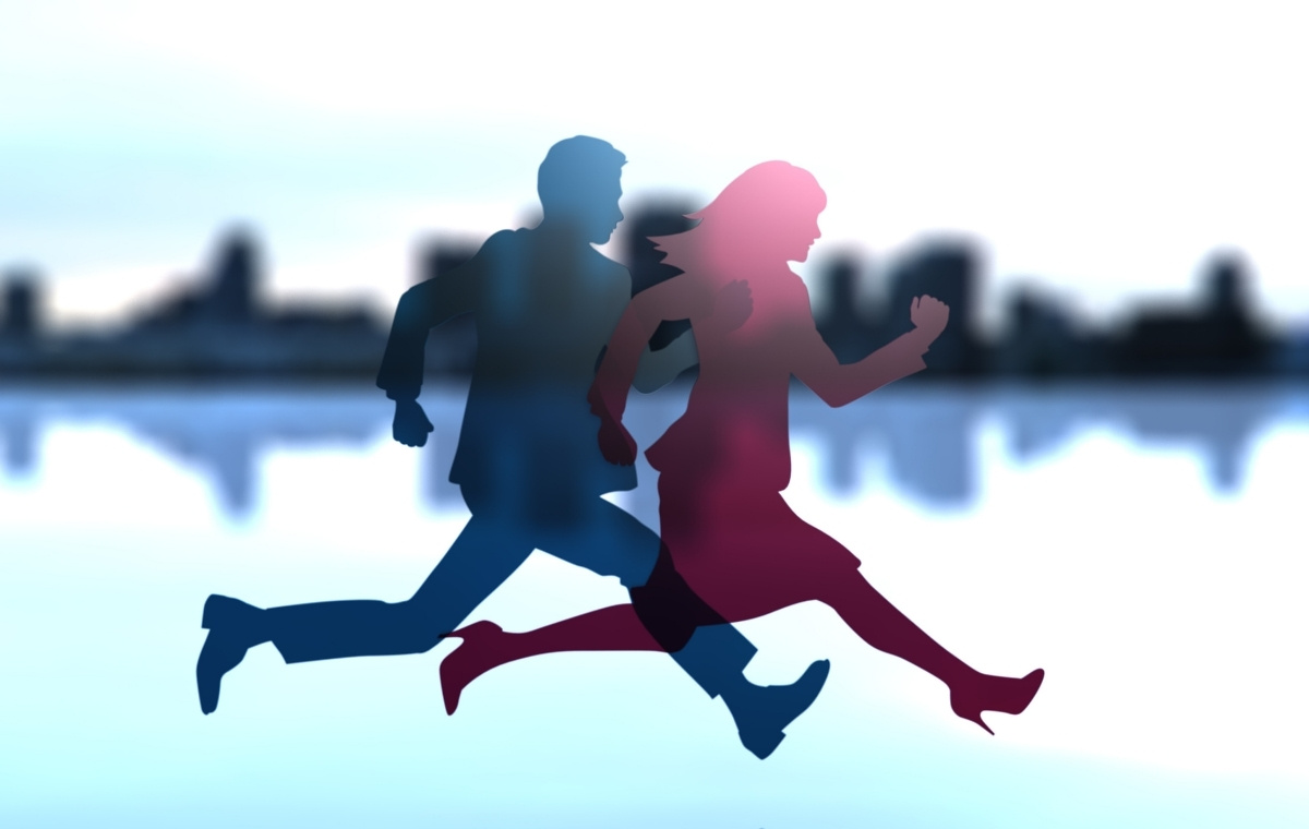 走る男女のシルエット