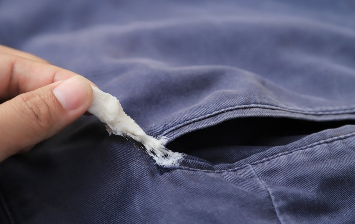 ズボンの後ろポケットにガムが付着している写真