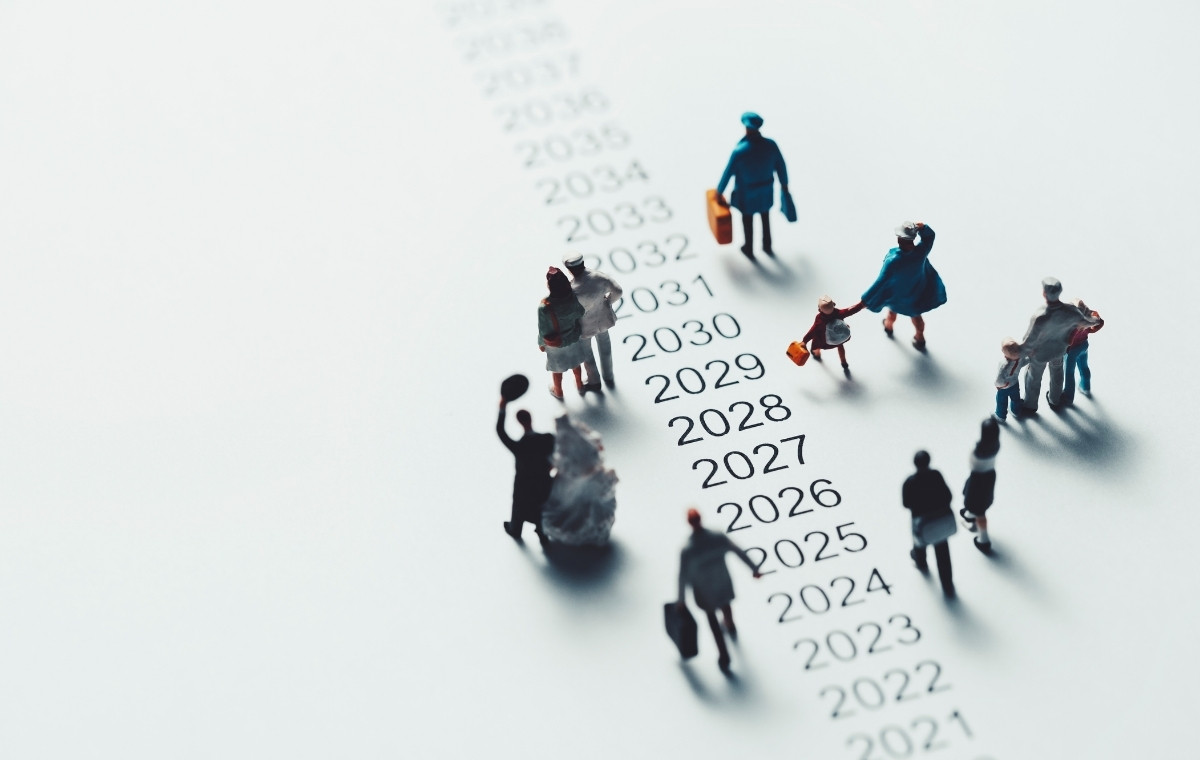 西暦が書かれた紙の上に人々のフィギュアが置かれている写真