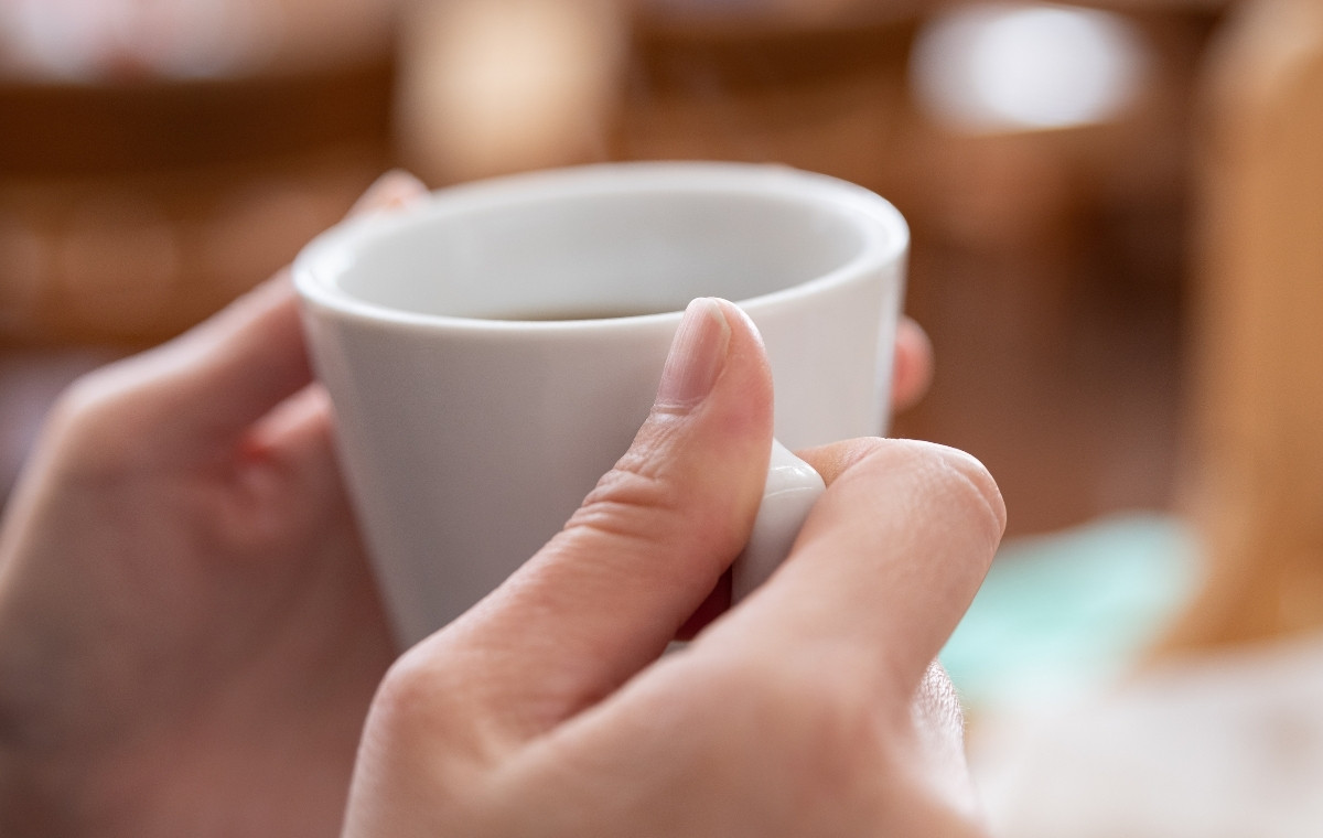 マグカップを持つ手元の写真