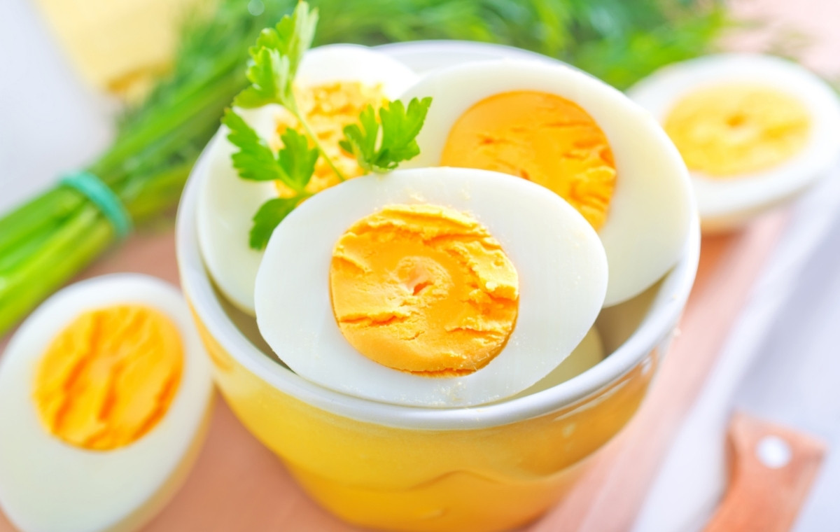 半分にカットされたゆで卵の写真