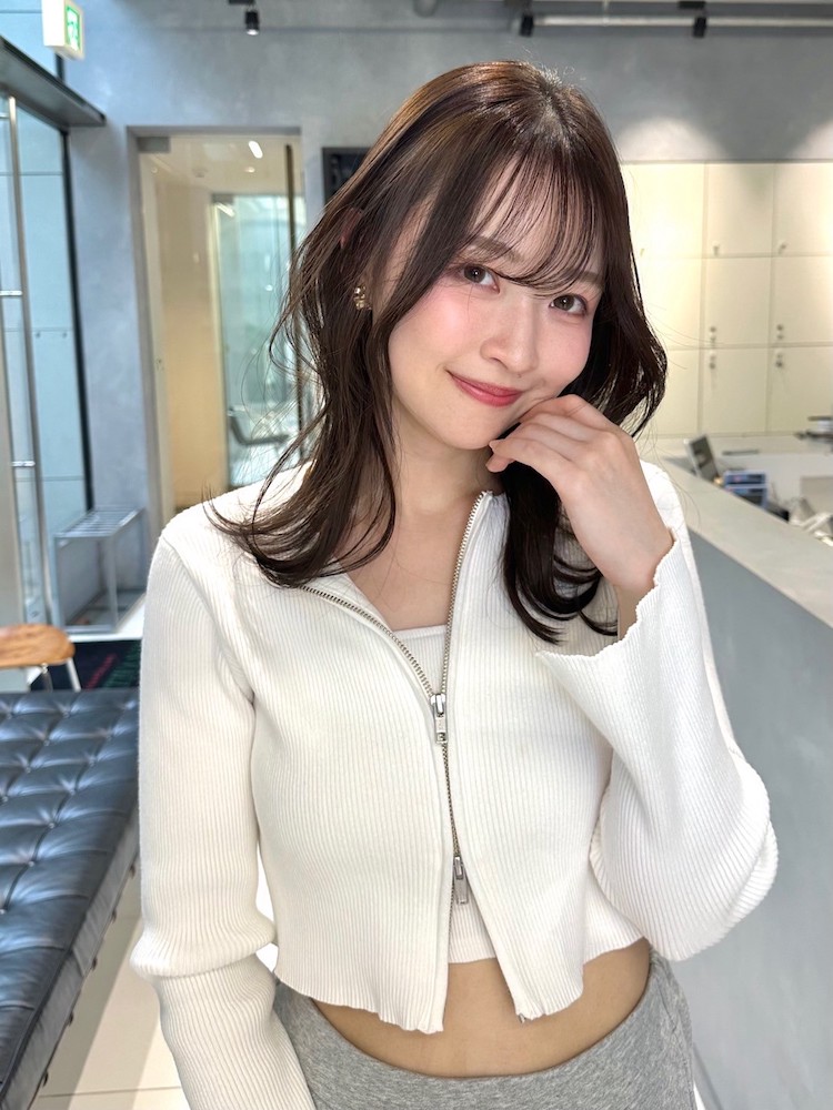 長めシースルーバングのくびれミディアム