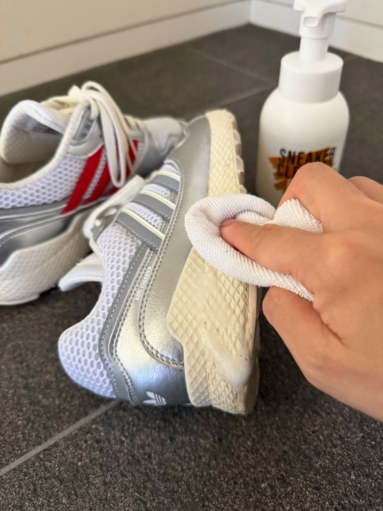 ソールについた泡をふきんでふき取っている写真