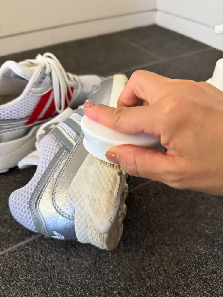 ソールをブラシで磨いている写真