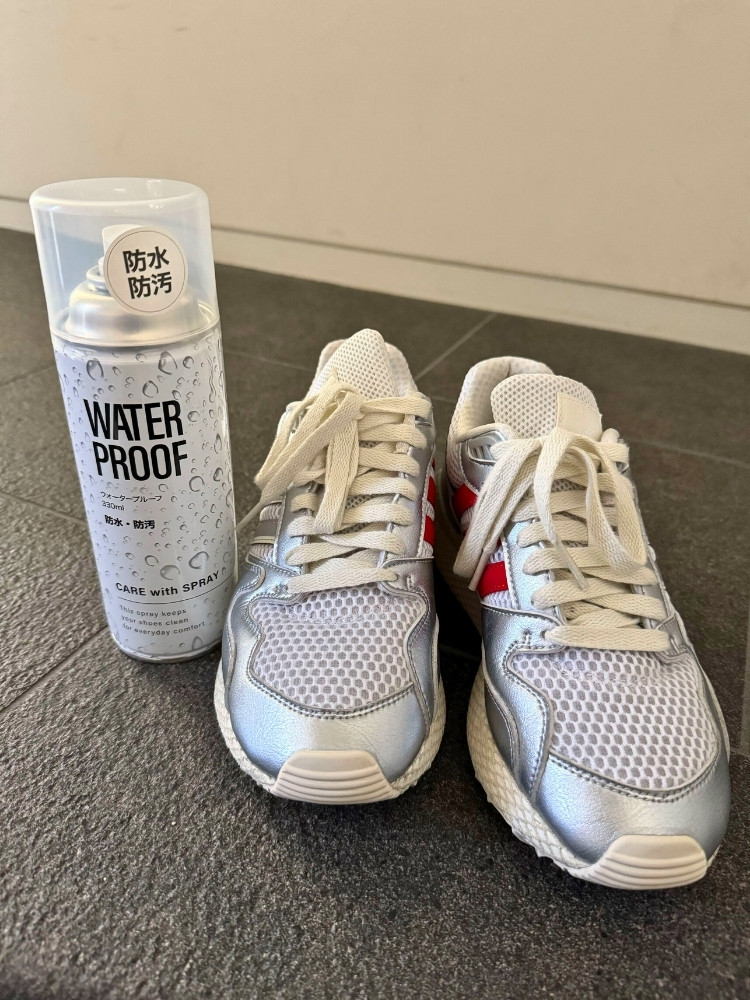 防水スプレーとスニーカーの写真