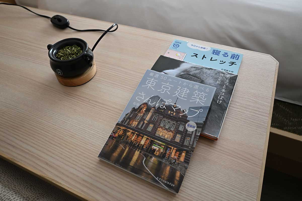 デスクに並んだ本