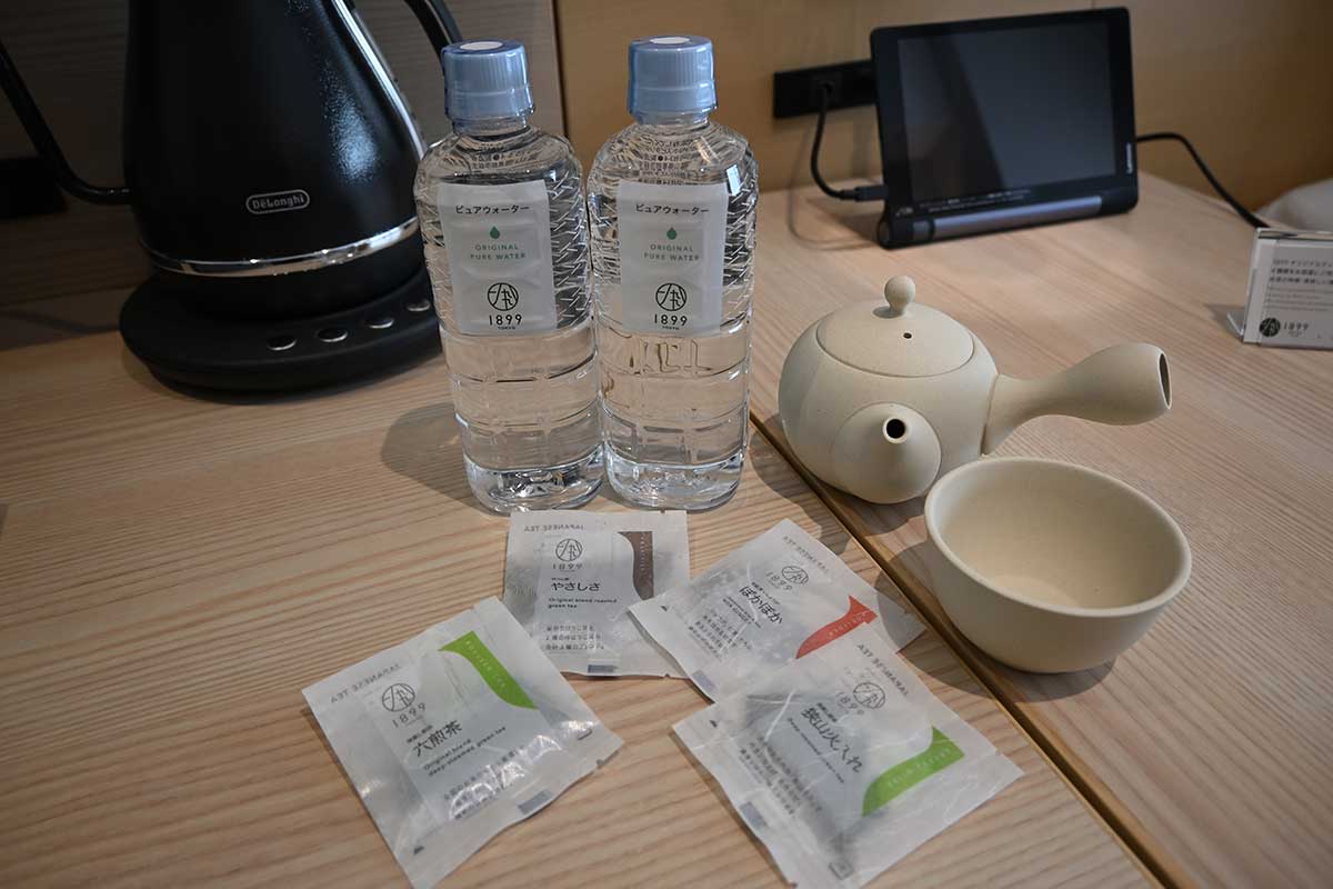 ペットボトルの水とティーバッグと茶器