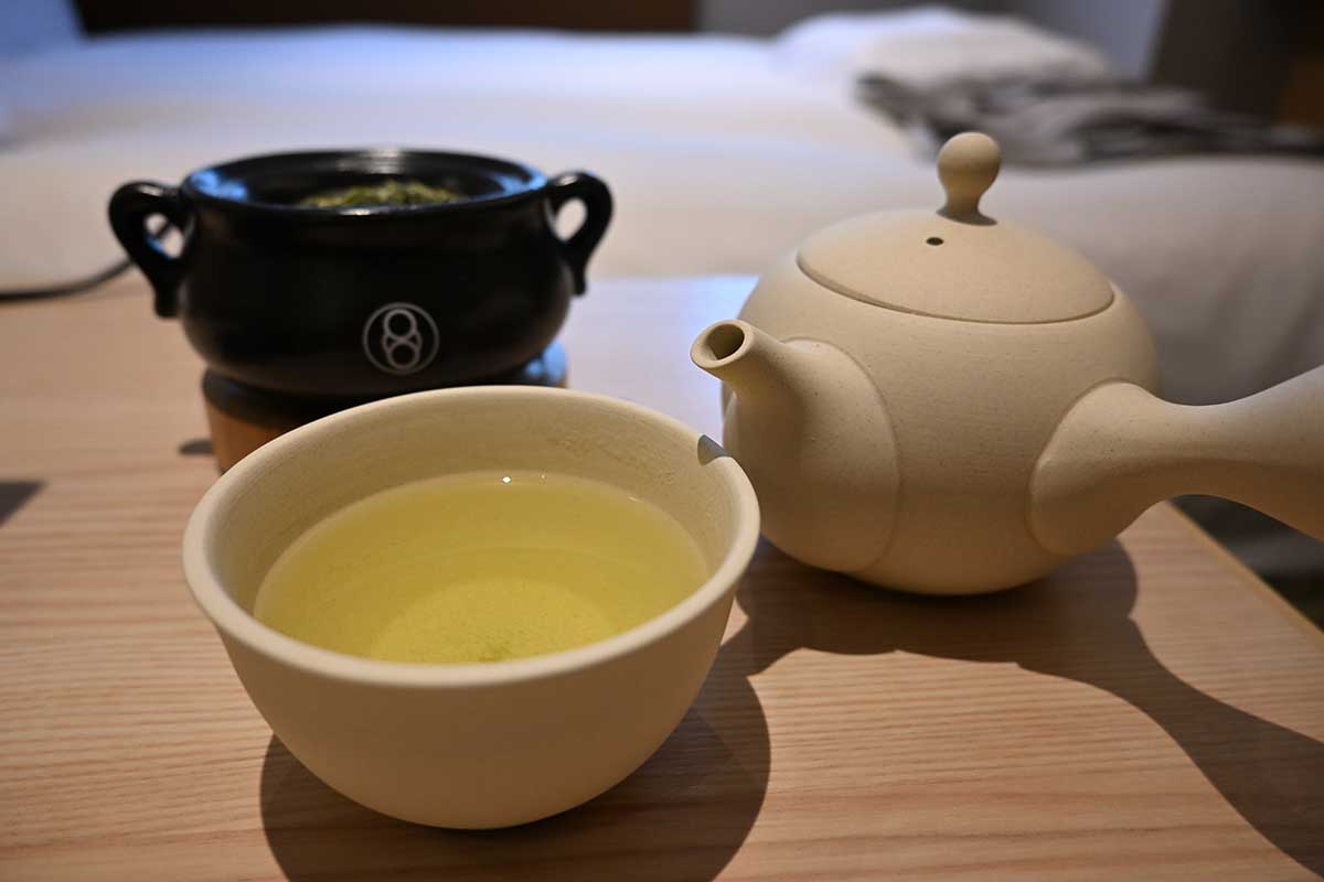 湯呑みと急須と茶香炉