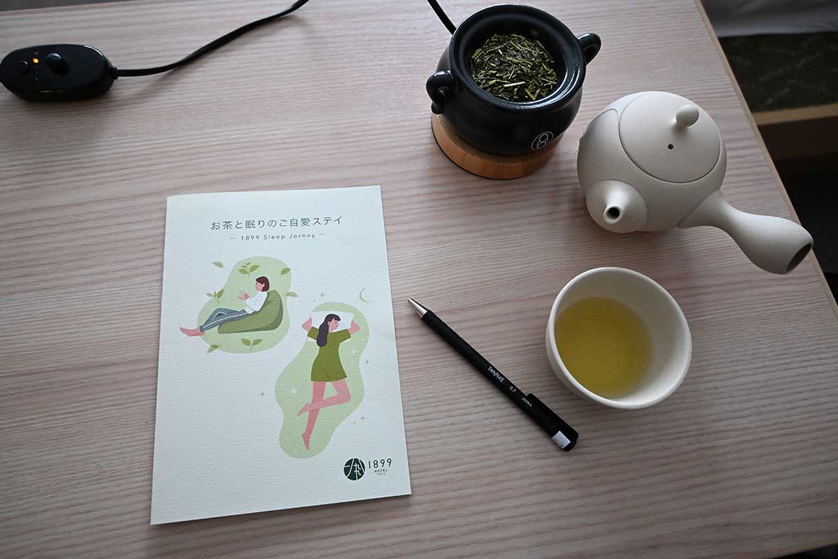 メモとボールペンとお茶