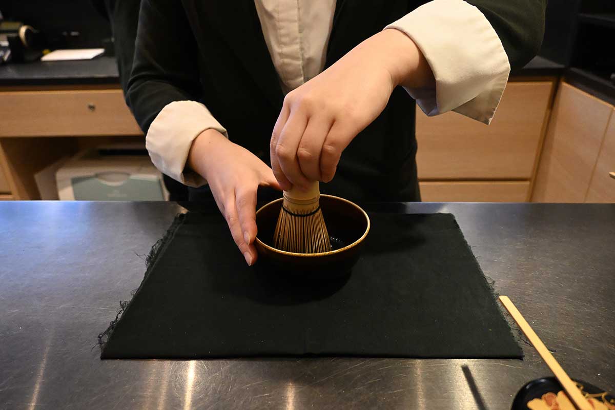 抹茶をたてる手元