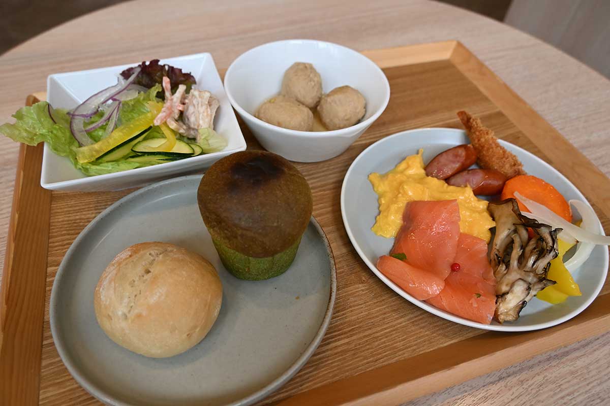 朝食を乗せたトレー