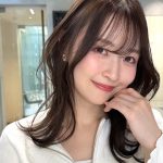 大きなくびれがポイント!涼しさと小顔効果も望めるミディアムヘア