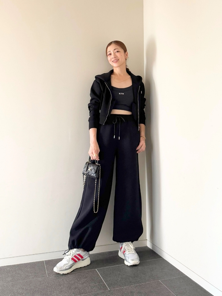 黒スウェットパンツ×黒パーカー