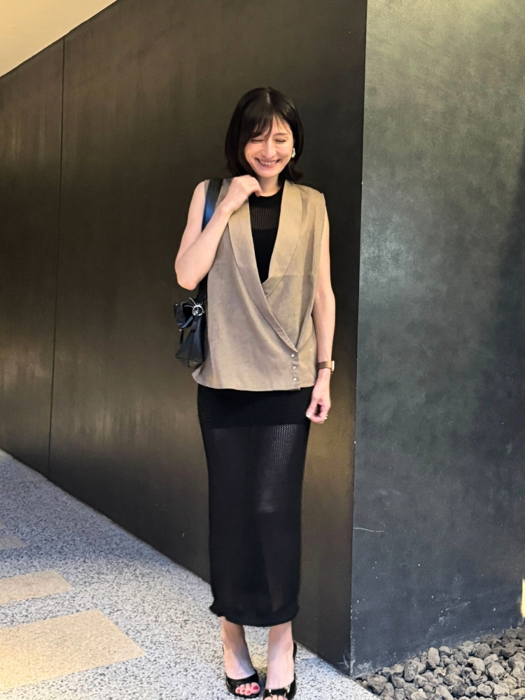 黒スカートに茶色ベストのコーデ