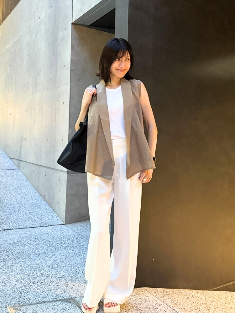 白コーデに茶色ベストのコーデ