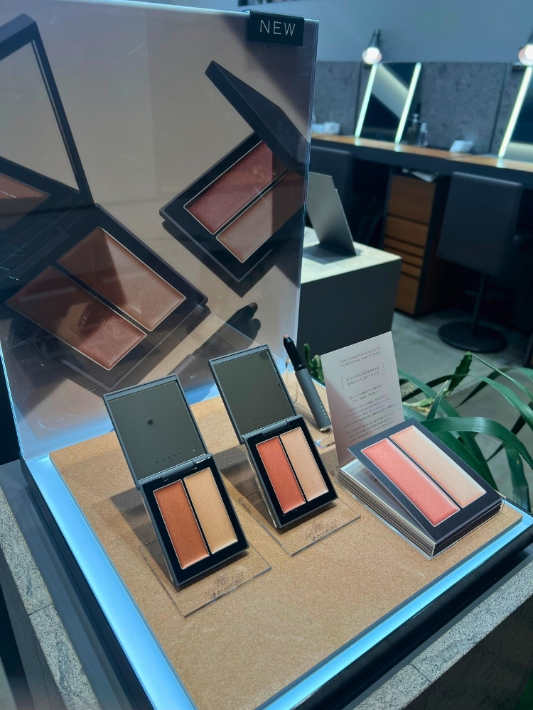 チークが並べられている写真