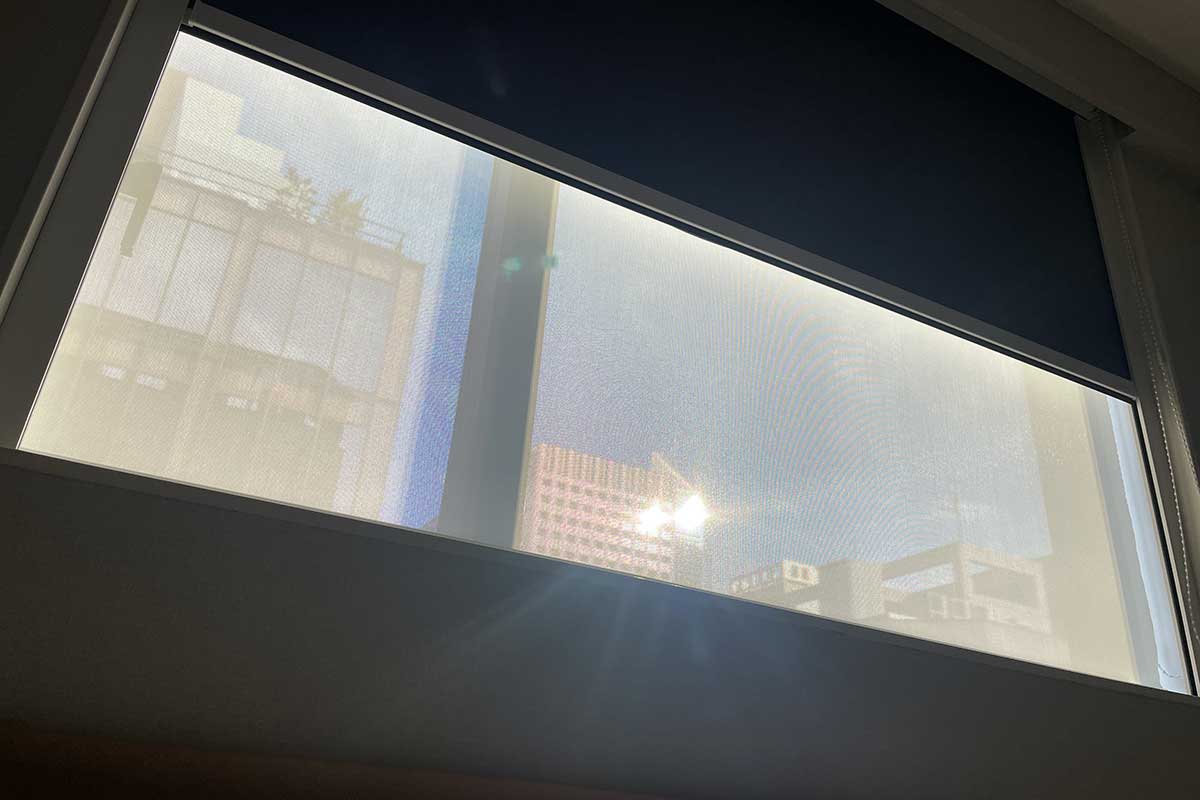 朝日が差し込む窓辺