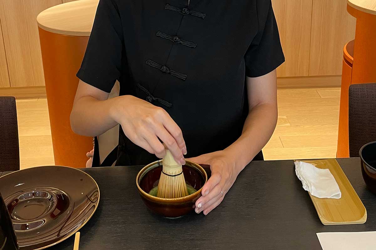 抹茶をたてる手元
