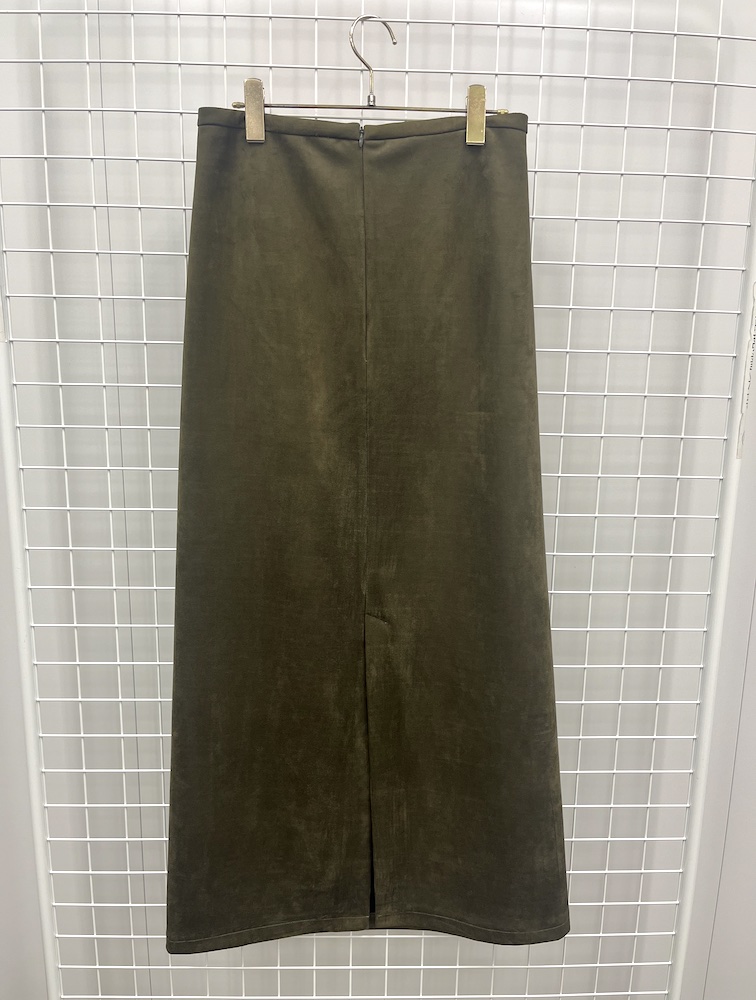 バックスリット入りで脚さばきも◎!