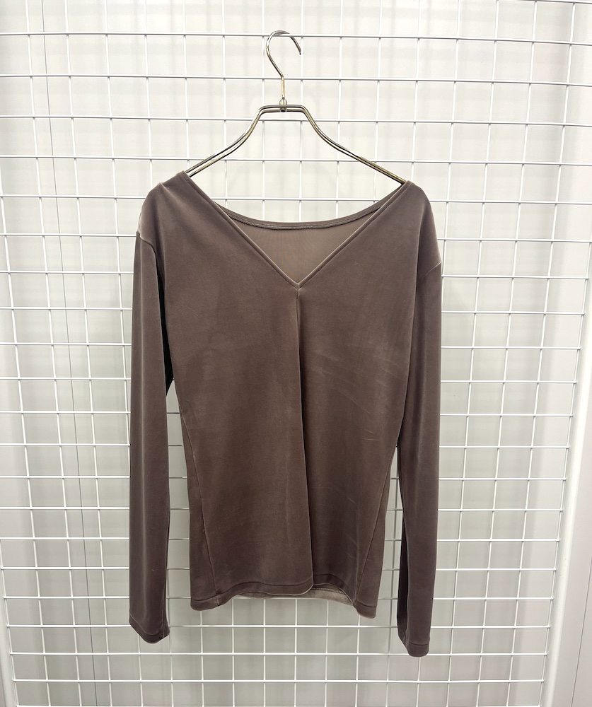 V字に開いたバックシャンデザイン