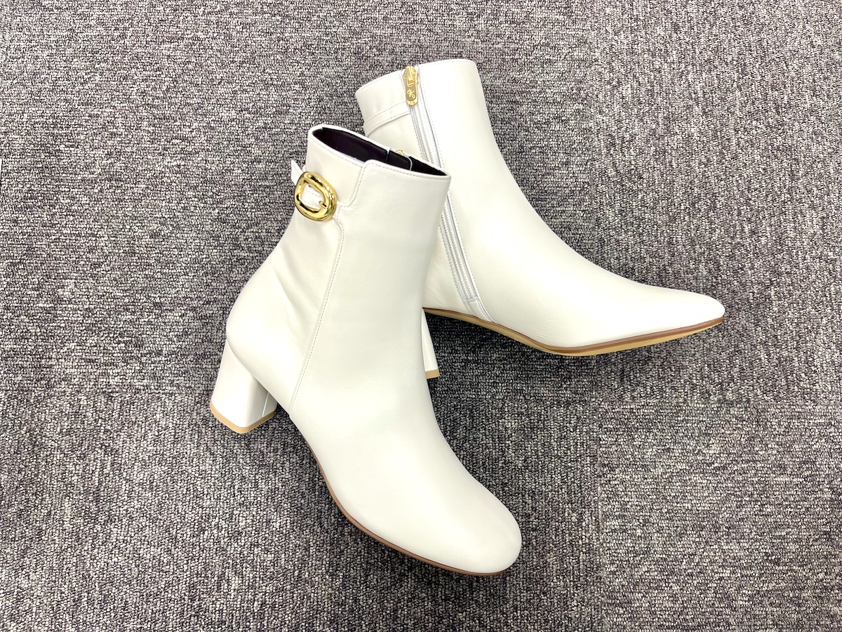 “銀座かねまつ“のゴールドバックルブーツ