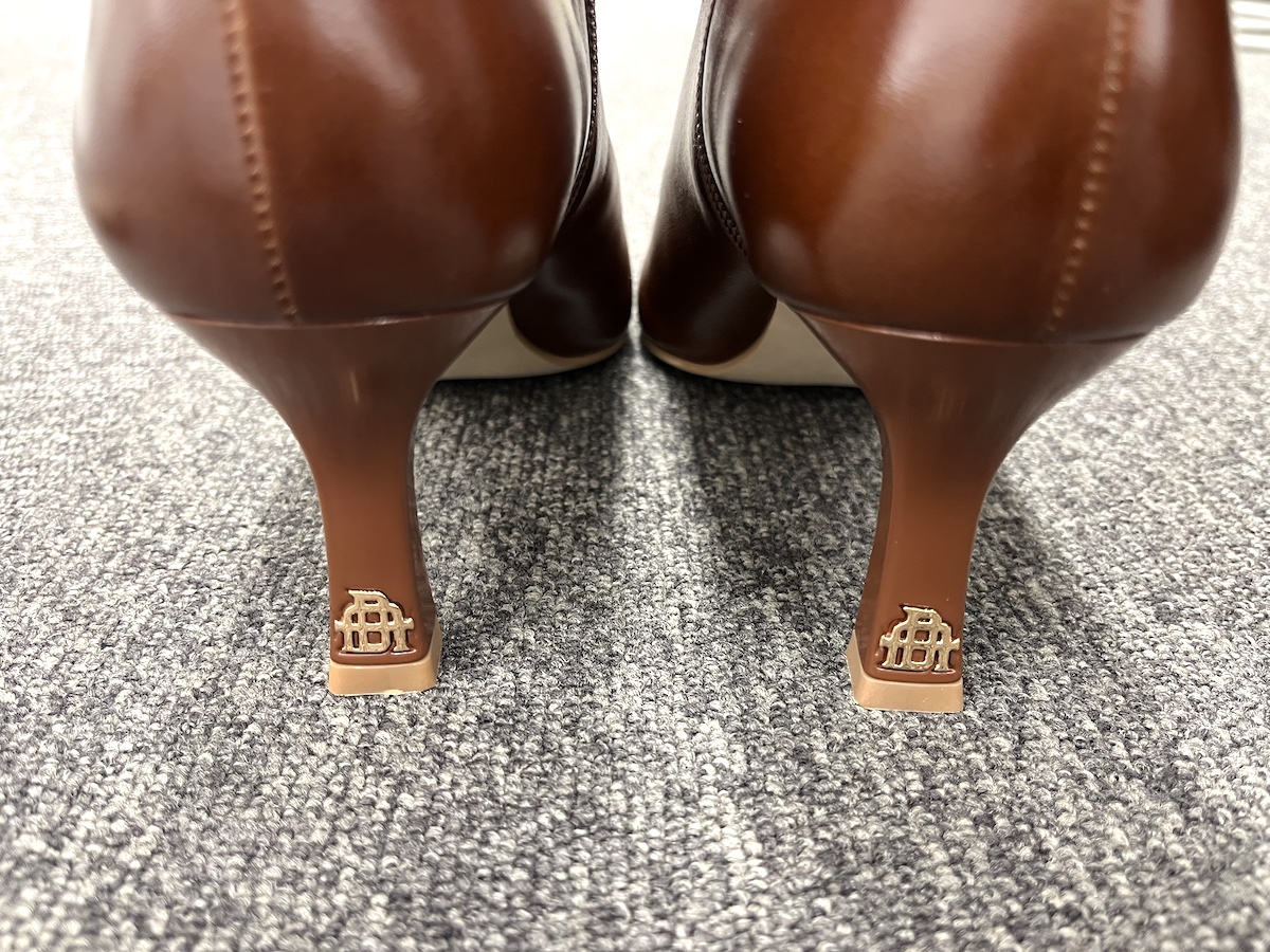 「DIA」ロゴ金具を埋め込んだ華奢なヒール