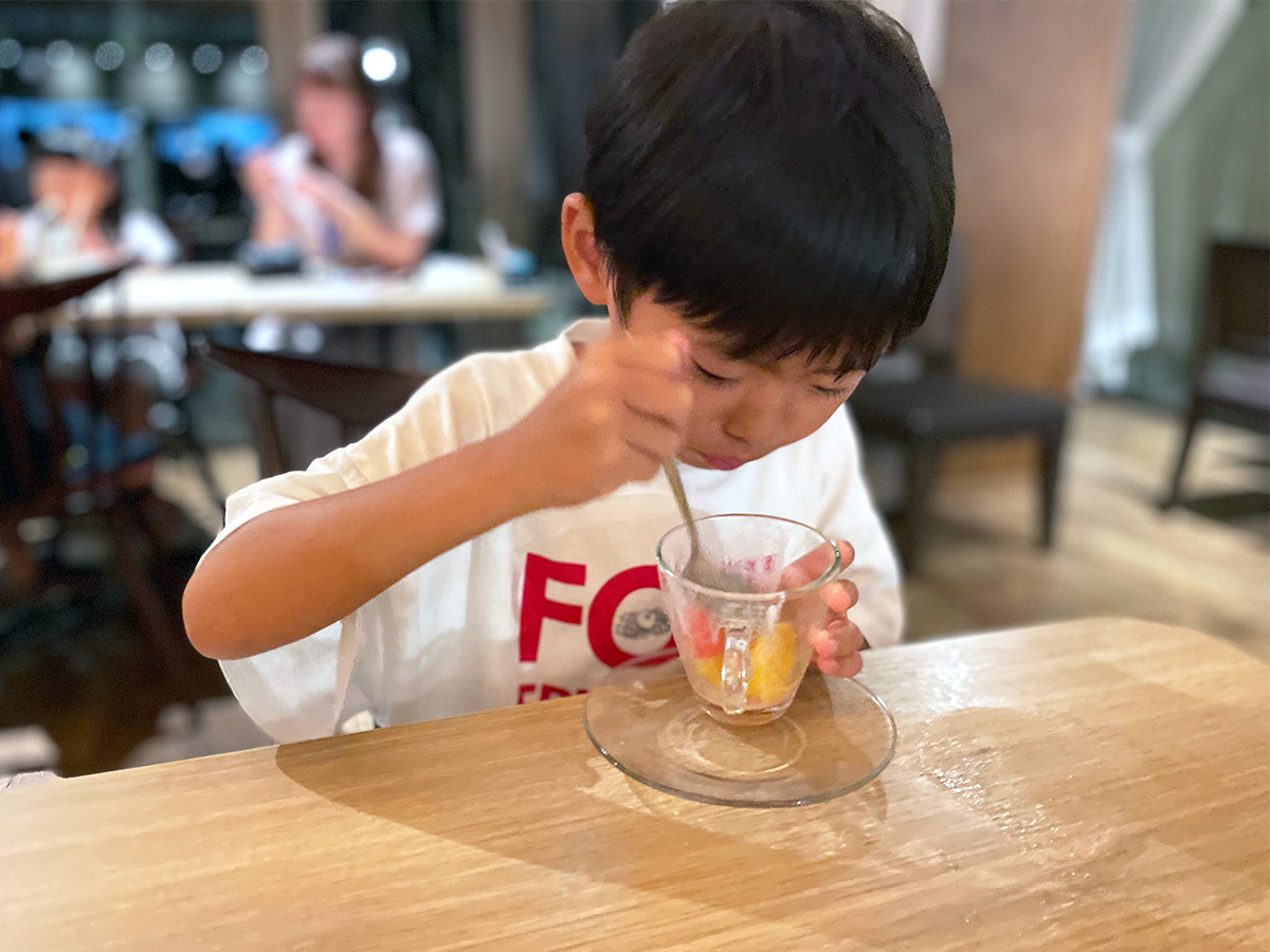 デザートを食べる子供