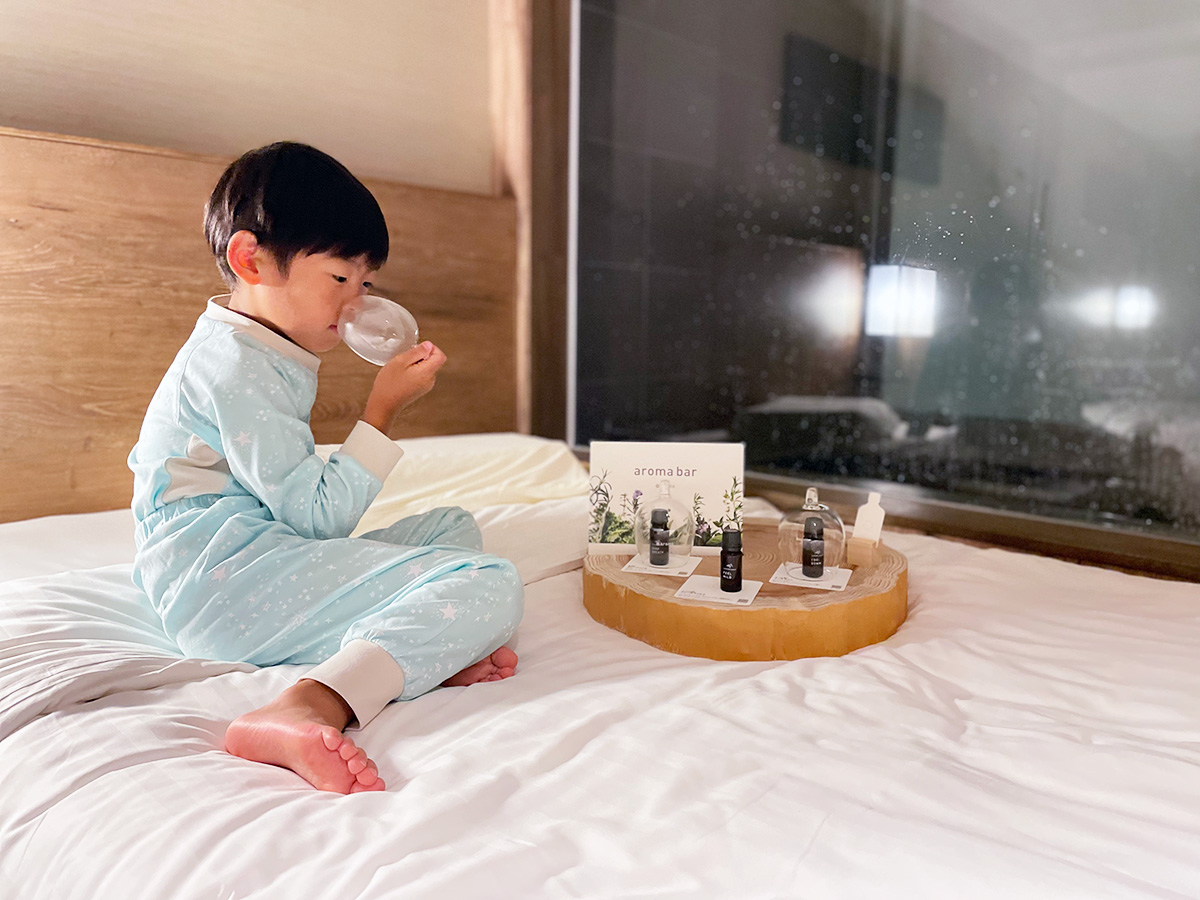 アロマの香りを楽しむ子供