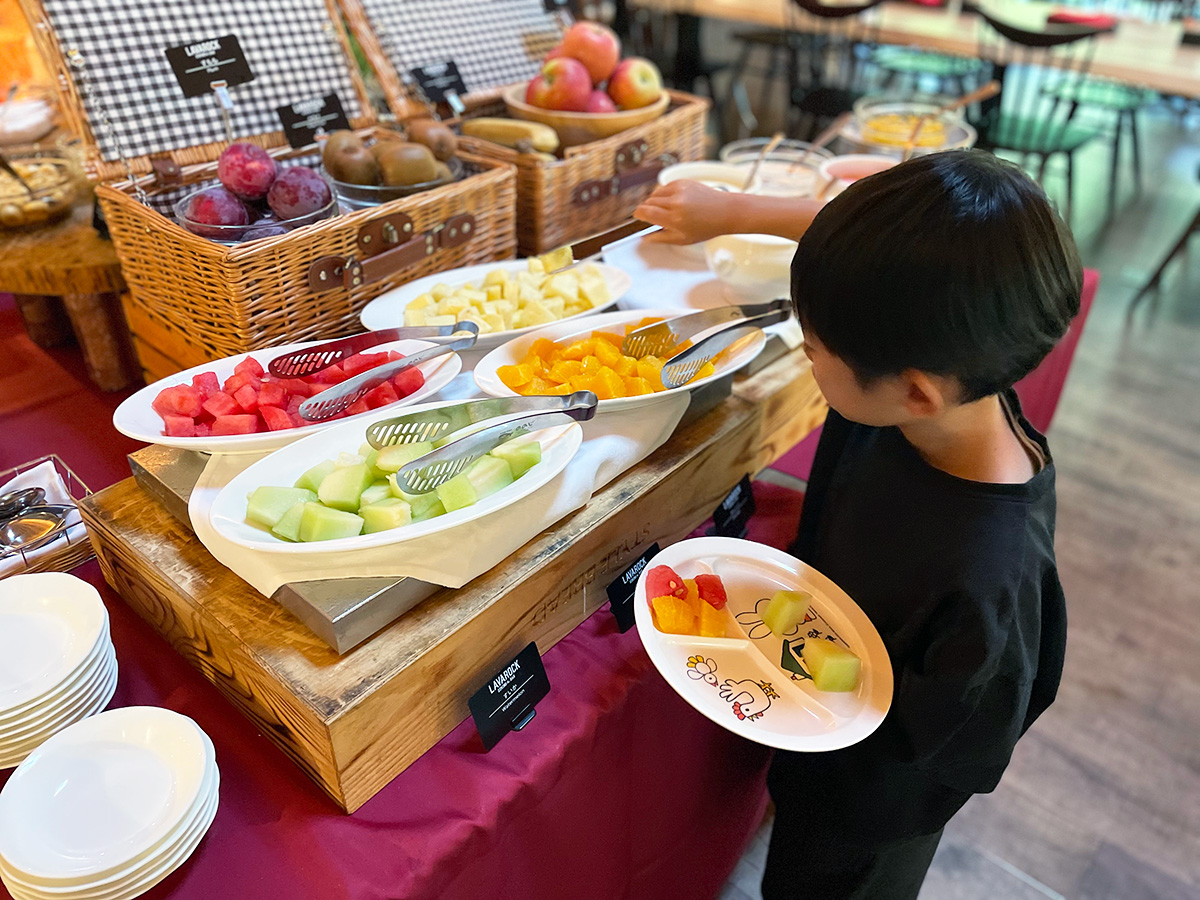 ビュッフェを楽しむ子供