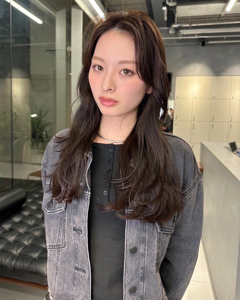 顔まわりレイヤーで小顔効果抜群なロング