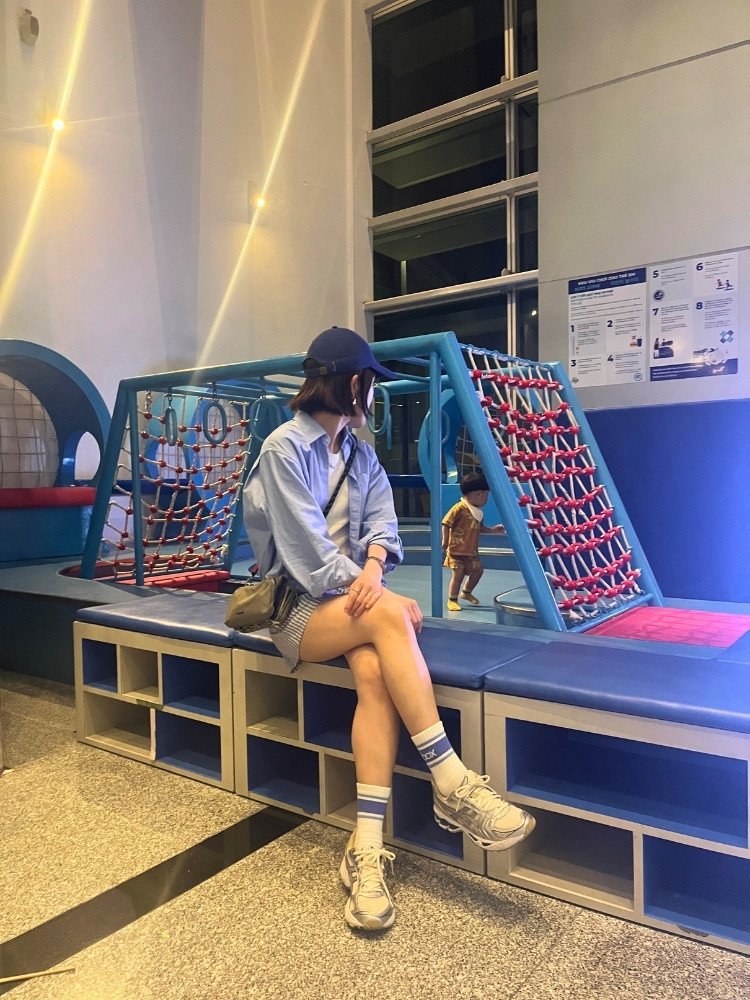 バッグの着用写真。子どもが遊ぶさまを見守る杉本さん