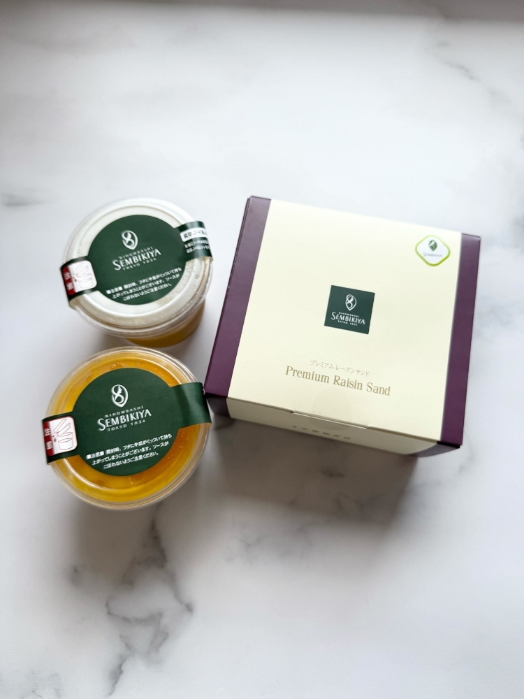 マンゴースイーツとプリン、レーズンサンドの箱の写真