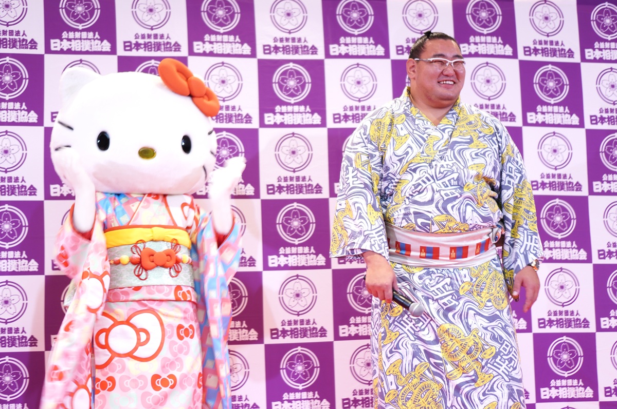 キティちゃんと横綱、にこにこのロンドン出発式