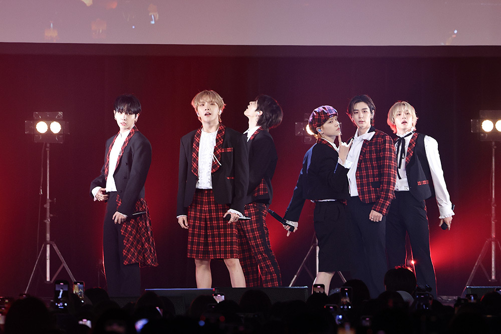 ステージに立つBOYNEXTDOOR