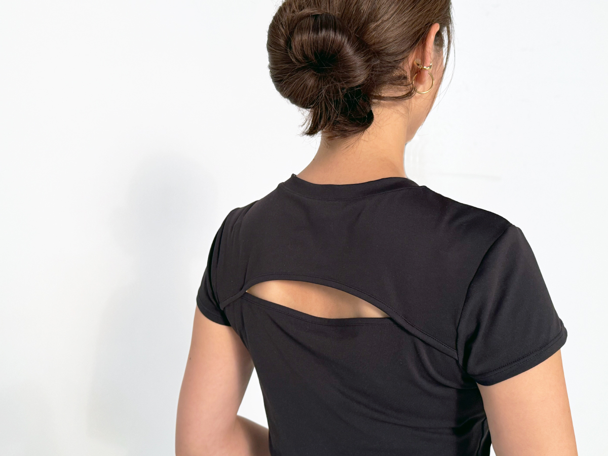バックオープンTシャツを着用した後ろ姿の写真
