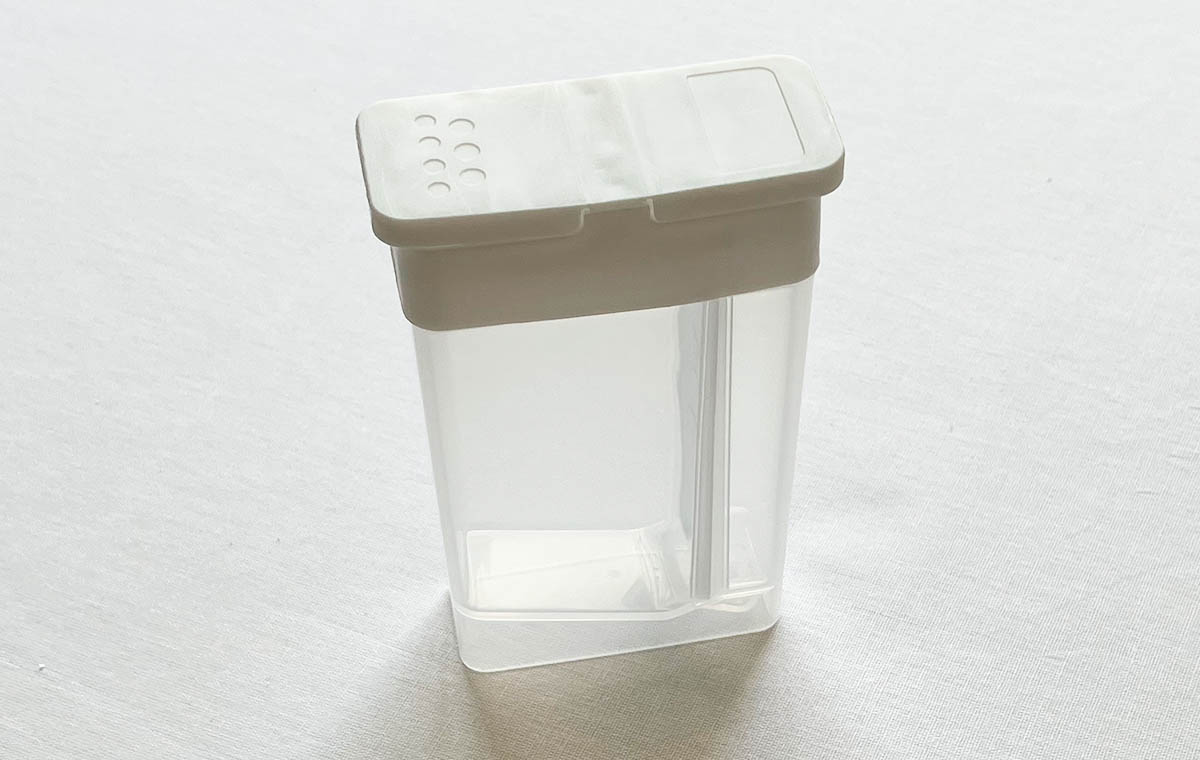 ダイソーの「ひとふり計量ボトル(スリム)」