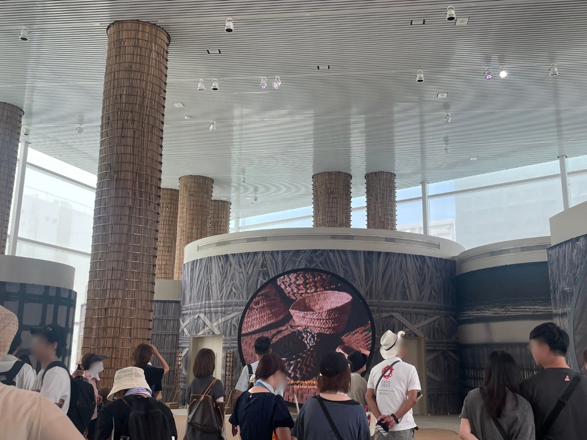 映像展示と柱の写真