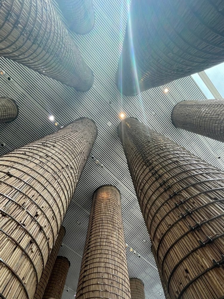 柱を下から見上げた写真