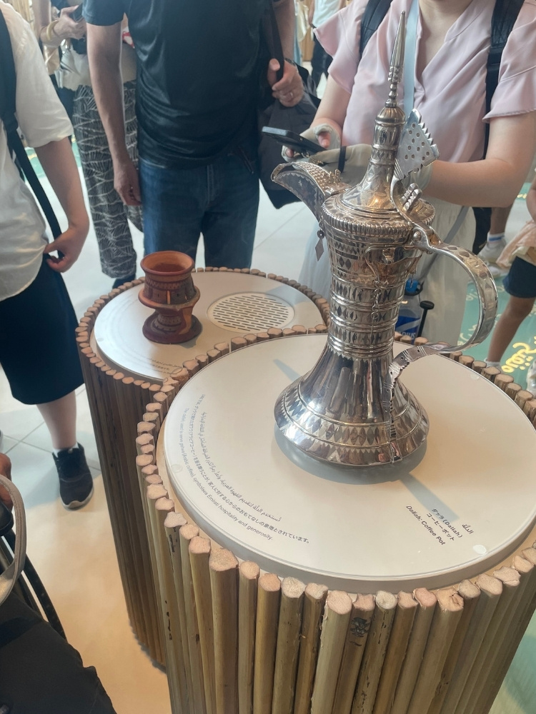 コーヒーポットと香炉の写真