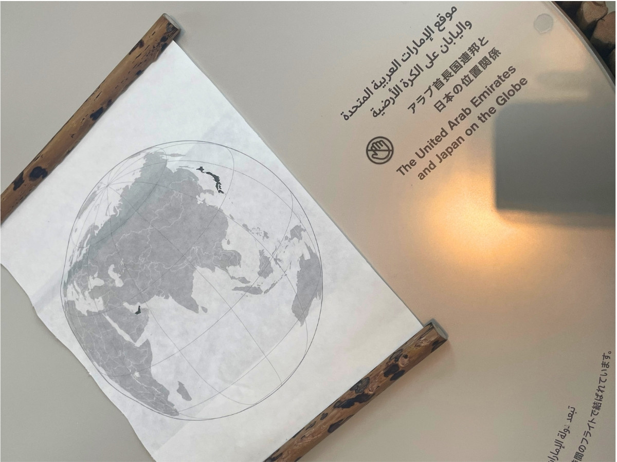 日本とUAEの位置関係を地図上に示した展示物の写真