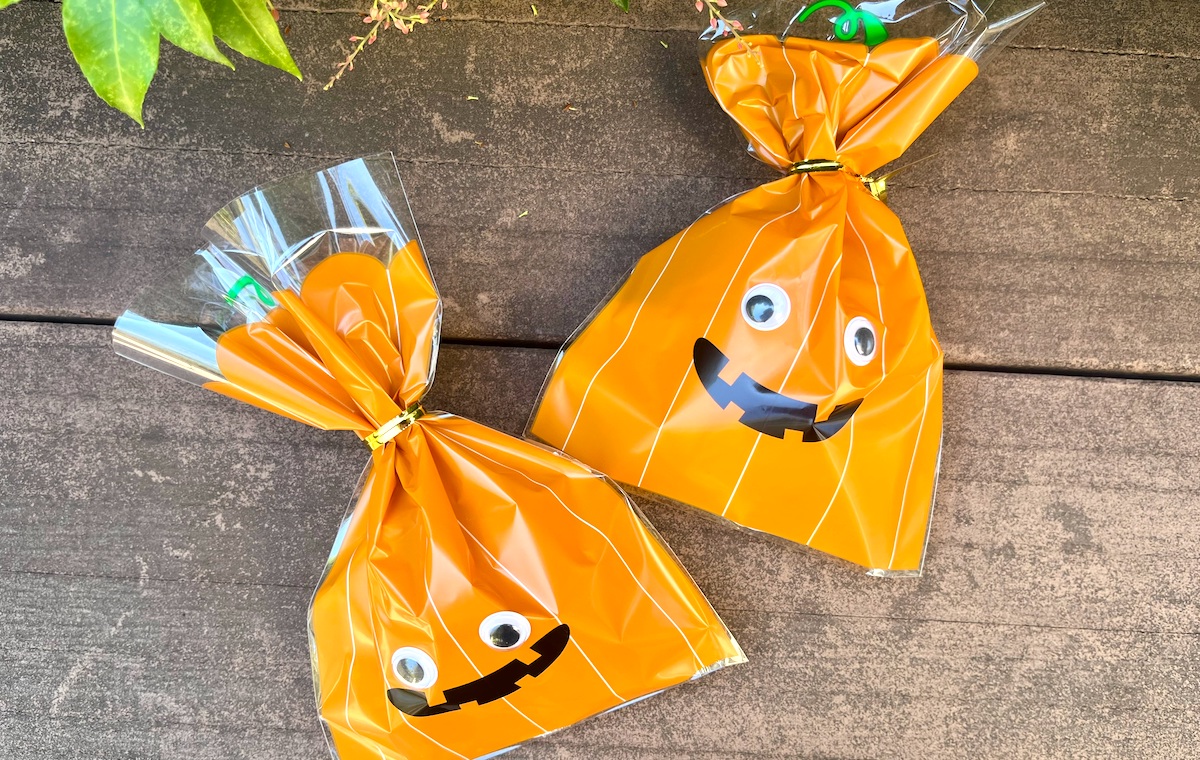 キョロキョロ動く目玉がユニークなカボチャバッグ