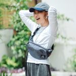 白トップスとスウェットパンツのカジュアルコーデ