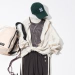 トラックパンツのカジュアルコーデ