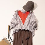 ブラウン×オレンジのシャツコーデ