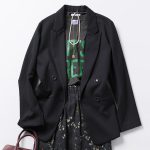 小花柄ロングスカートと黒ジャケットのきれいめコーデ
