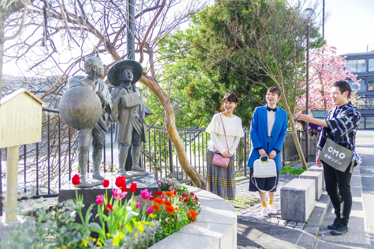 弥次喜多像前 河津桜 OMOレンジャーと女子