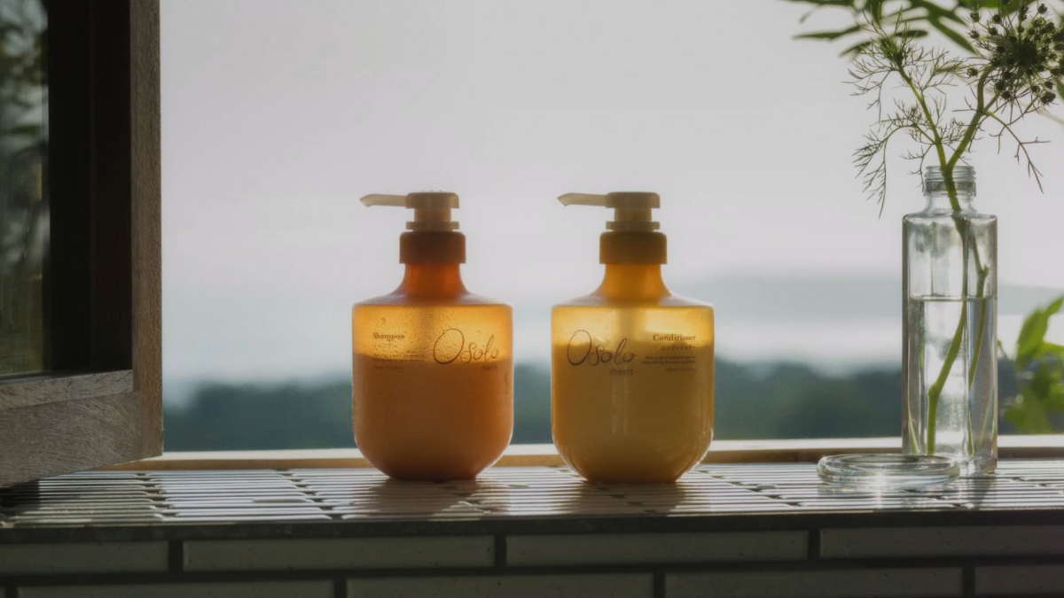 窓辺に置かれたシャンプーとコンディショナーボトル