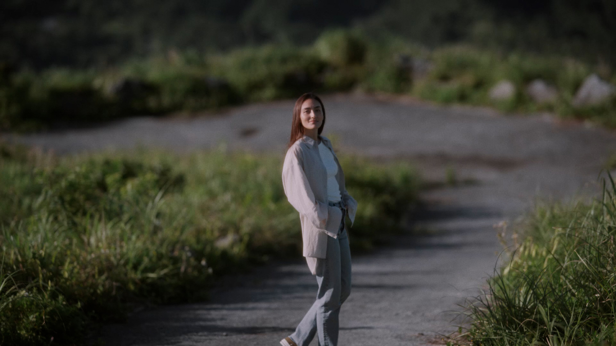 道で佇む長谷川潤さん