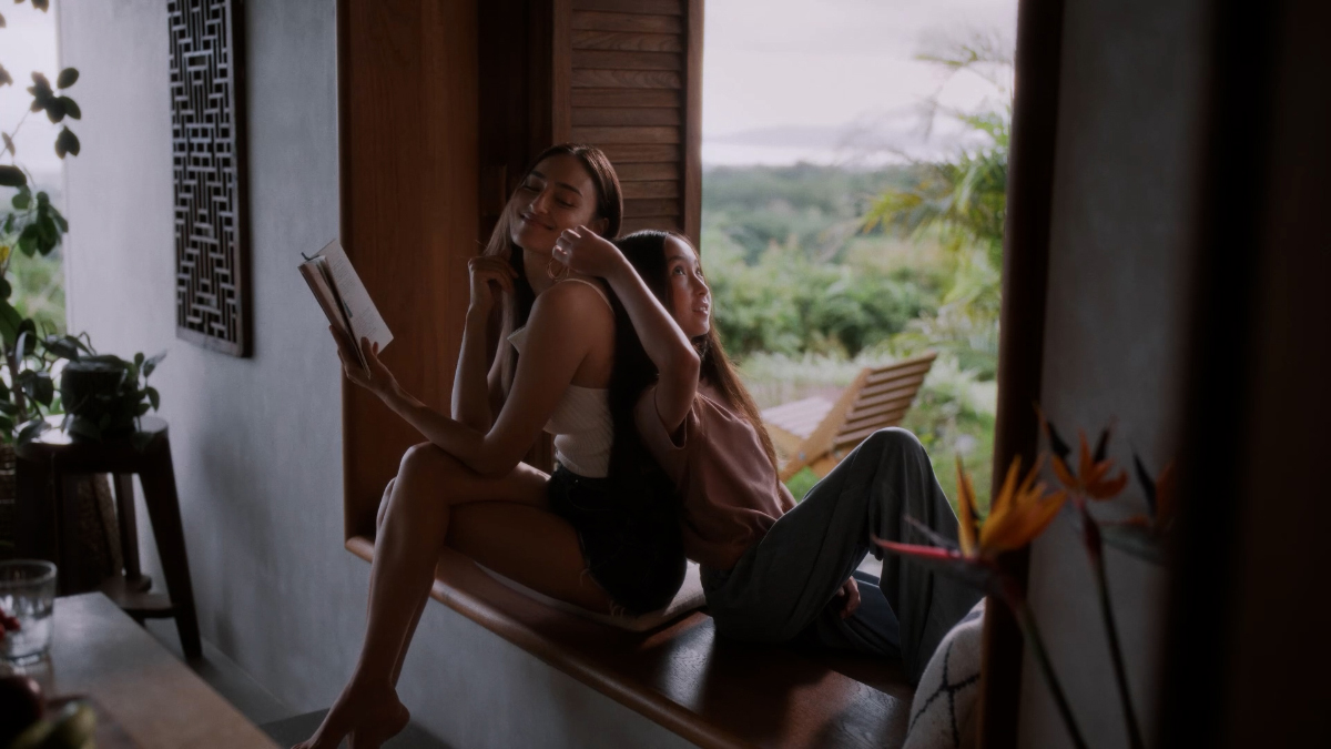 窓辺の長谷川潤さんと娘さん